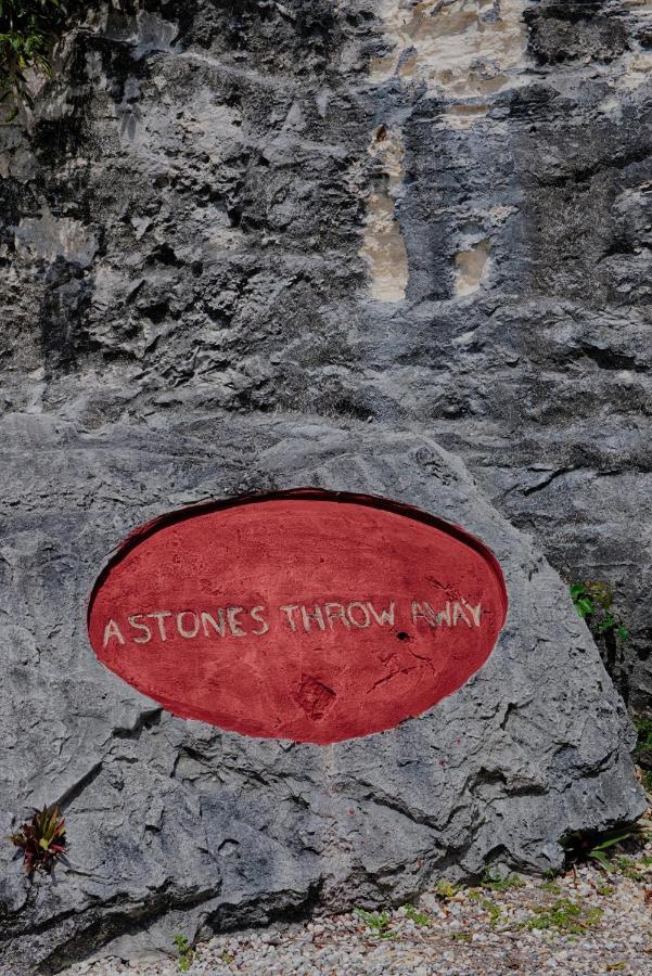 A Stone'S Throw Away Hotel Nassau Buitenkant foto