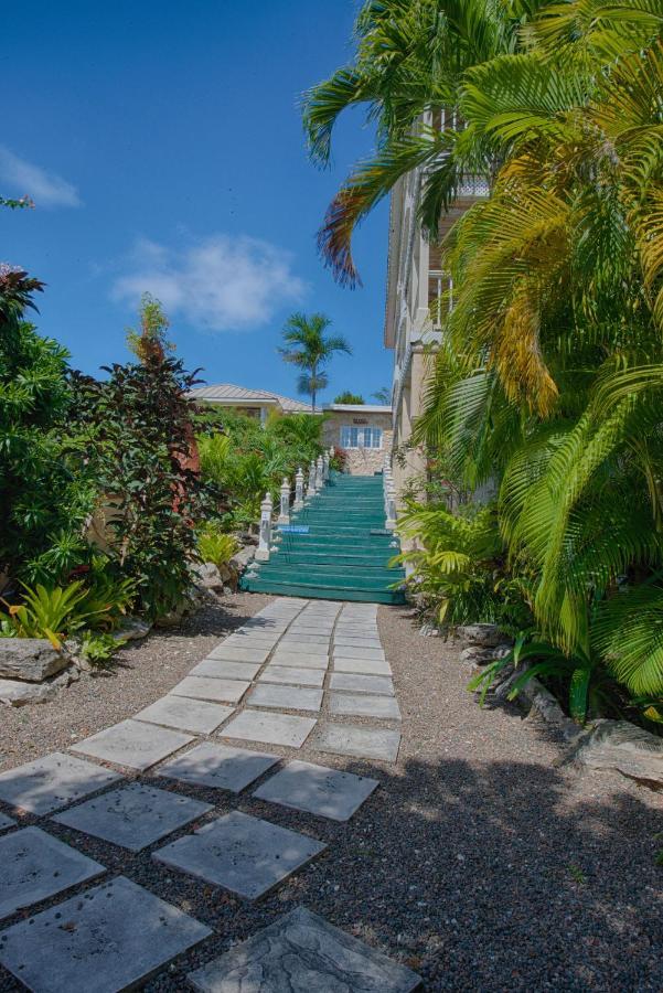 A Stone'S Throw Away Hotel Nassau Buitenkant foto