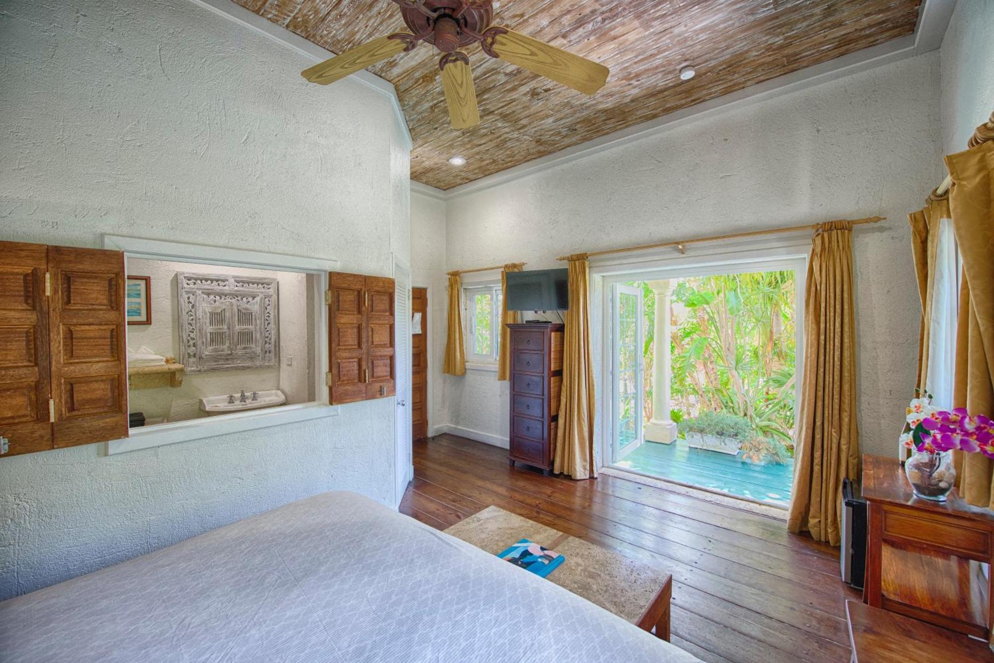 A Stone'S Throw Away Hotel Nassau Buitenkant foto