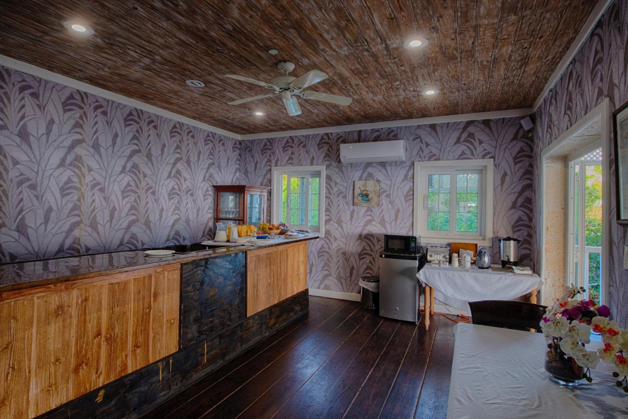 A Stone'S Throw Away Hotel Nassau Buitenkant foto