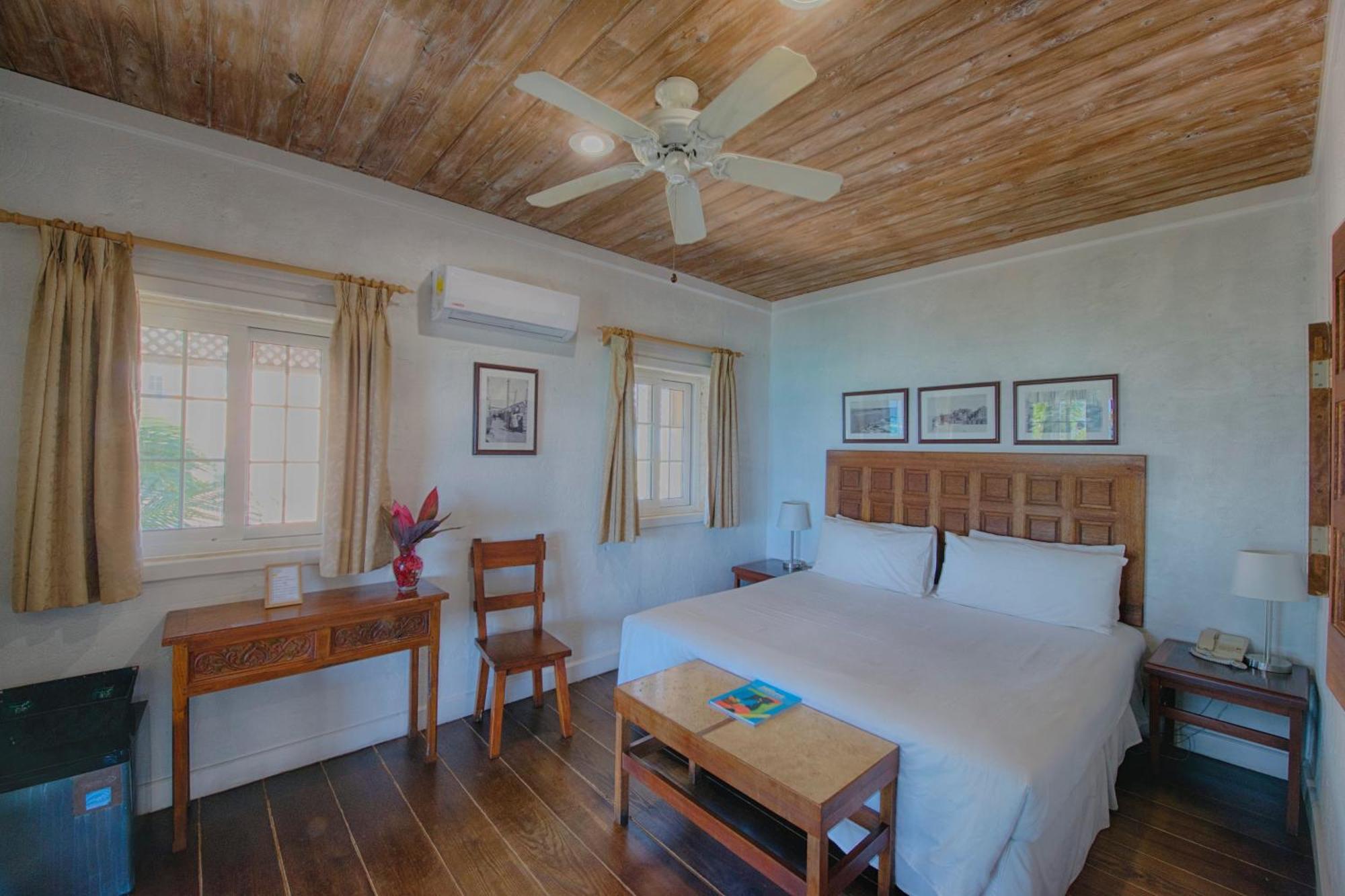 A Stone'S Throw Away Hotel Nassau Buitenkant foto