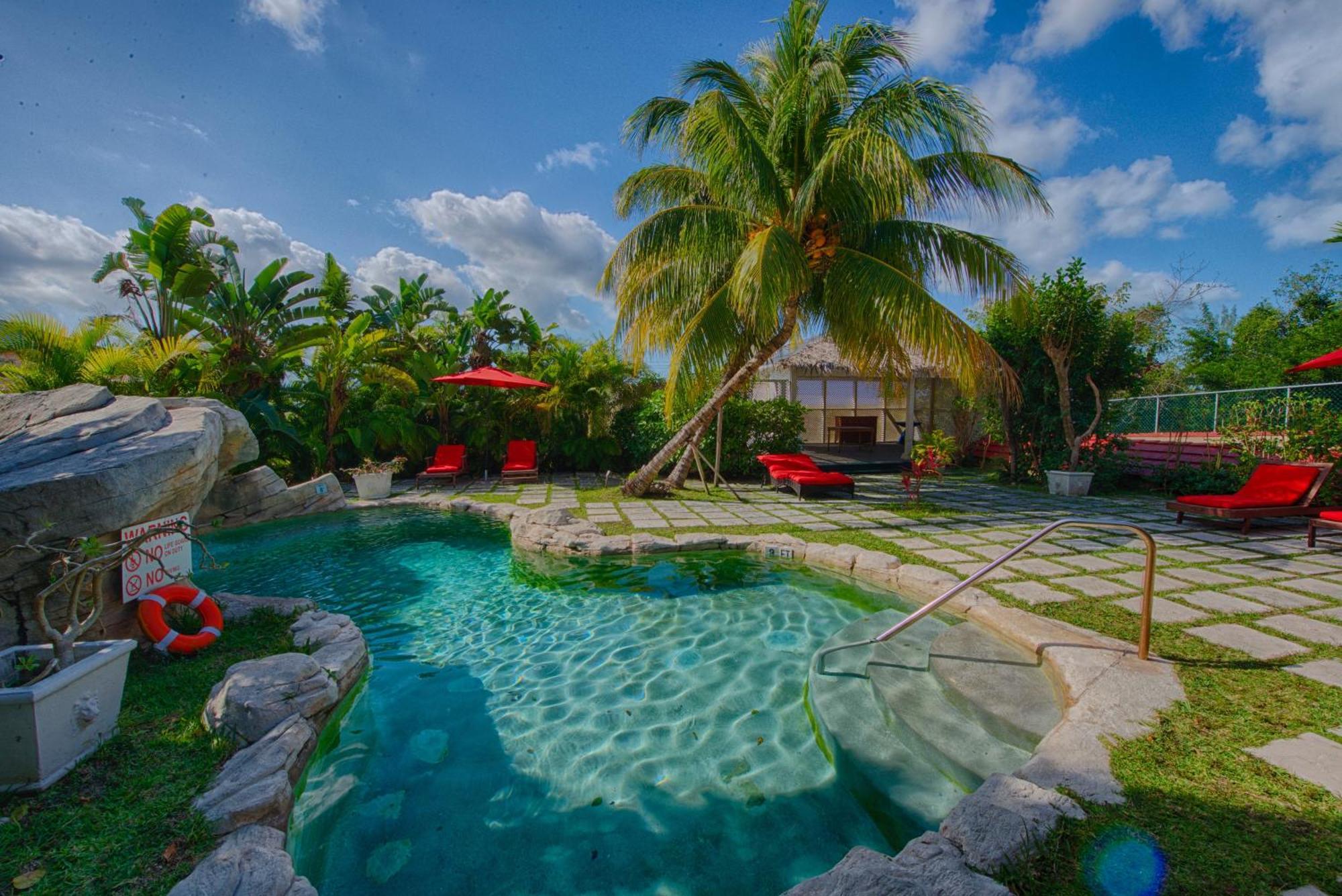 A Stone'S Throw Away Hotel Nassau Buitenkant foto