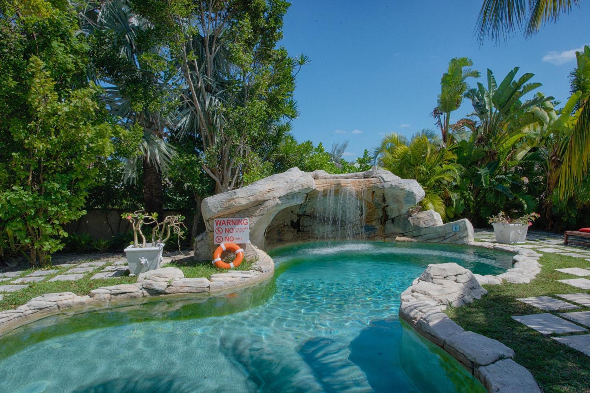 A Stone'S Throw Away Hotel Nassau Buitenkant foto