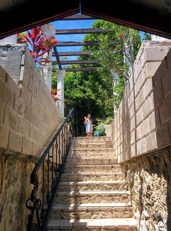 A Stone'S Throw Away Hotel Nassau Buitenkant foto